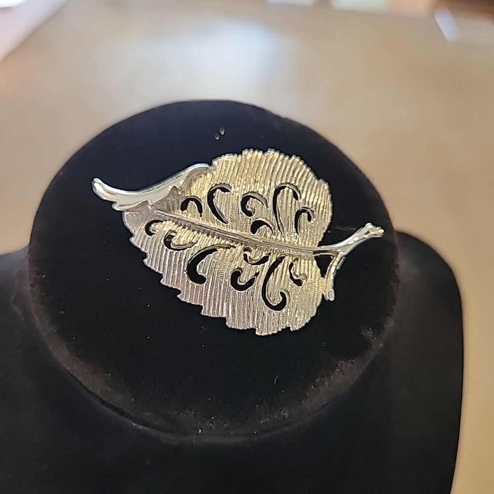Vintage Leaf Brooch Brushed Silver Tone Estate Pin Gerrys